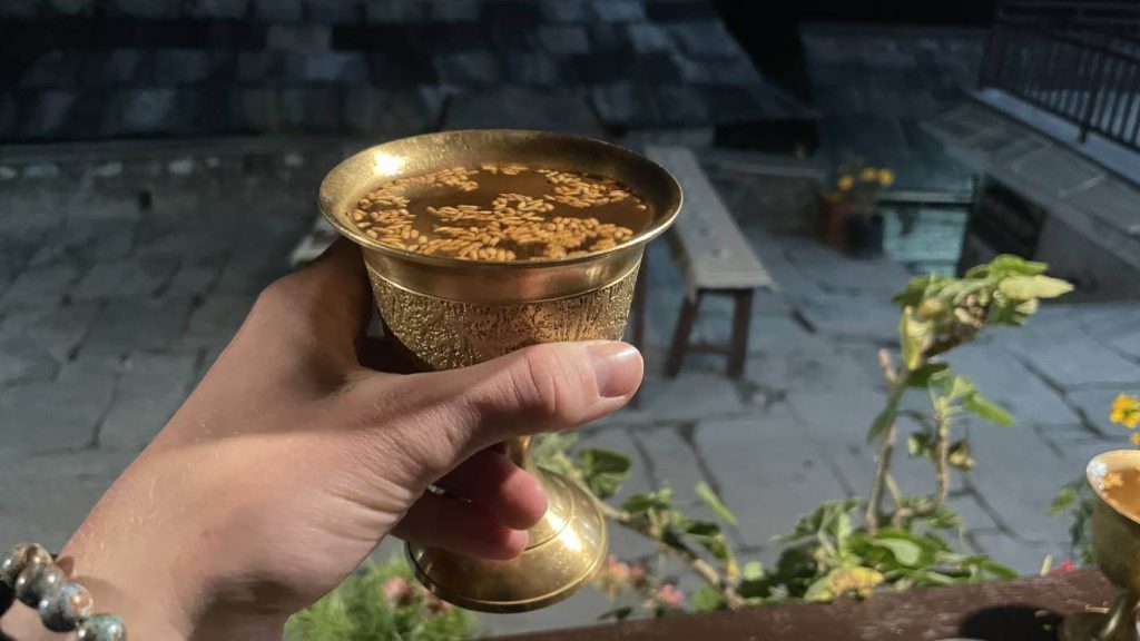 Tradiční nepálský alkoholický nápoj raksi