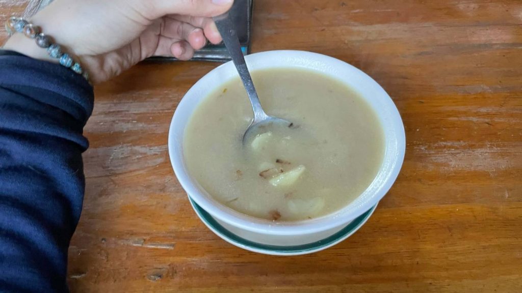 Česneková polévka v Manangu na Annapurna Circuit jako prevence výškové nemoci